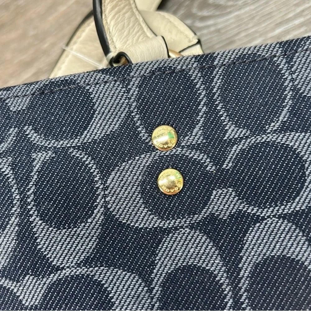 COACH C2823 TALL DEMPSEY CARRYALL SIGNATURE C WITH COACH PATCH & WRISTLET! - Picture 8 of 16